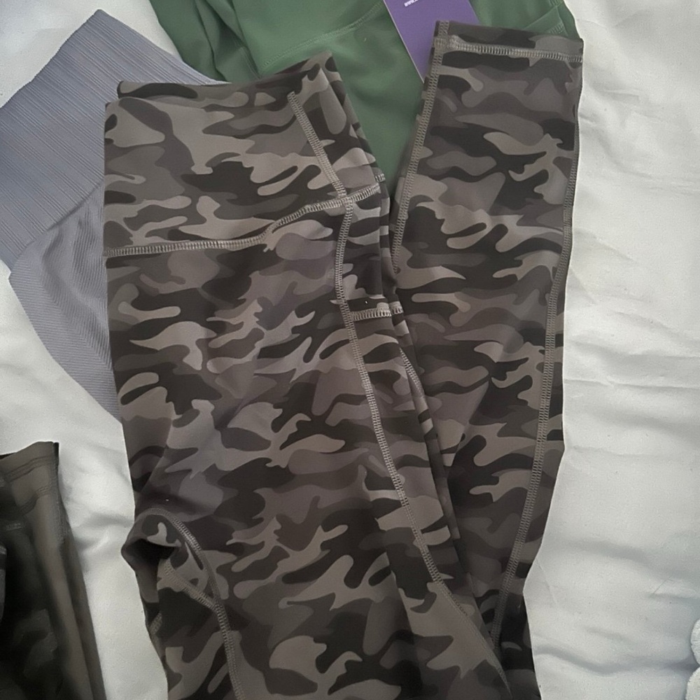 Workout bottoms size M - Picture 3 of 5